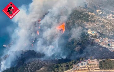El fuego consumiendo el terreno de la cala Llebeig
