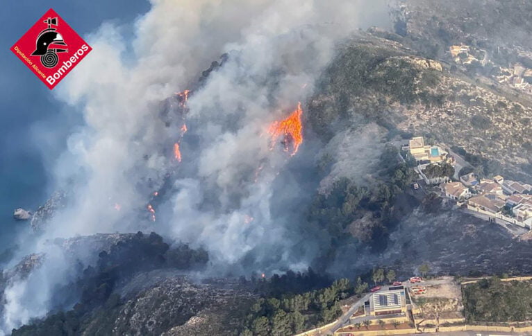 El fuego consumiendo el terreno de la cala Llebeig