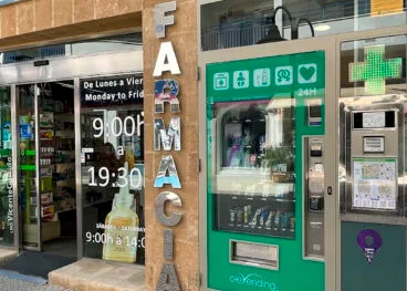 fachada de la farmacia vicente garrido de moraira