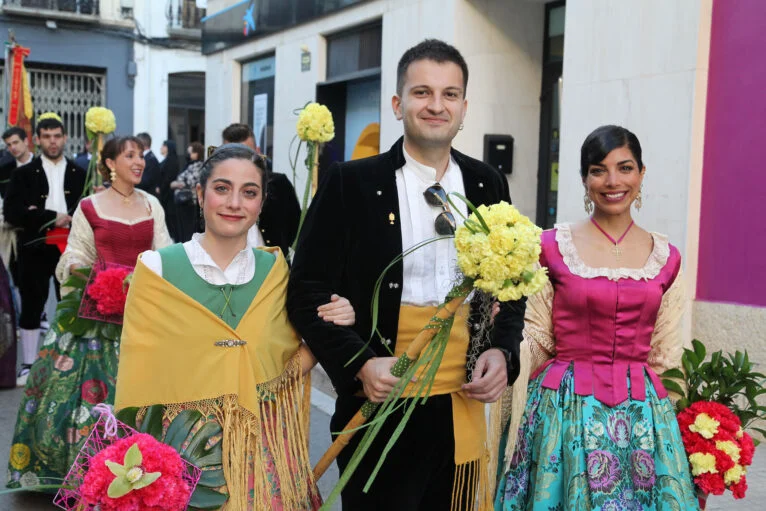 Festeros en la ofrenda de flores a la Puríssima Xiqueta de Benissa en 2022