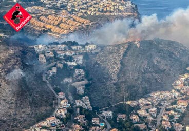 Humo junto a las viviendas en el incendio en Benitatxell y Moraira