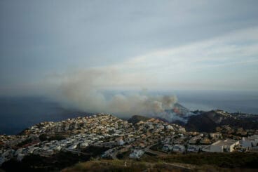 incendio en la cala llebeig durante el atardecer fran martinez