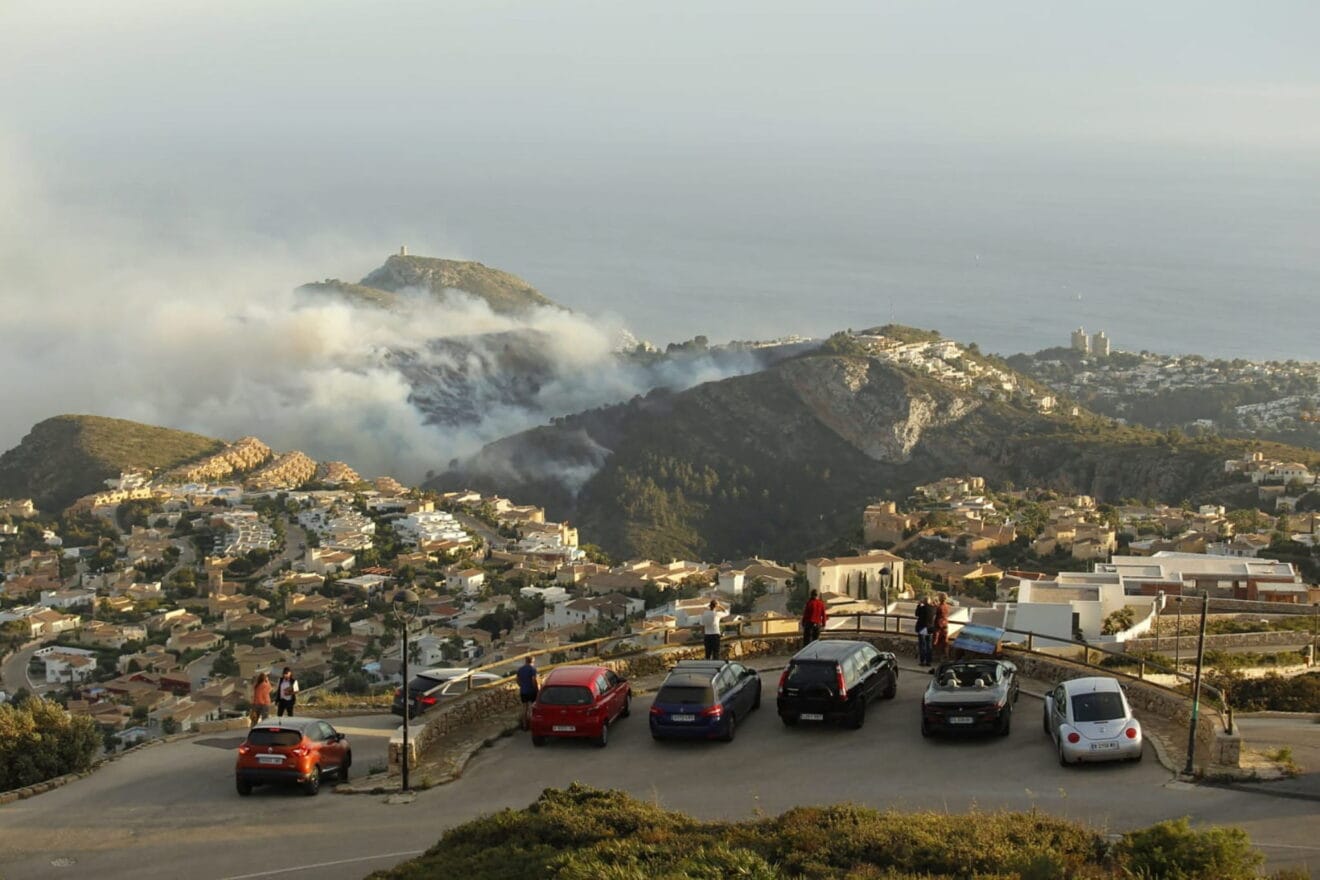 Incendio en la cala Llebeig hacia El Portet de Moraira el sábado 29 de abril de 2023 - Fran Martínez