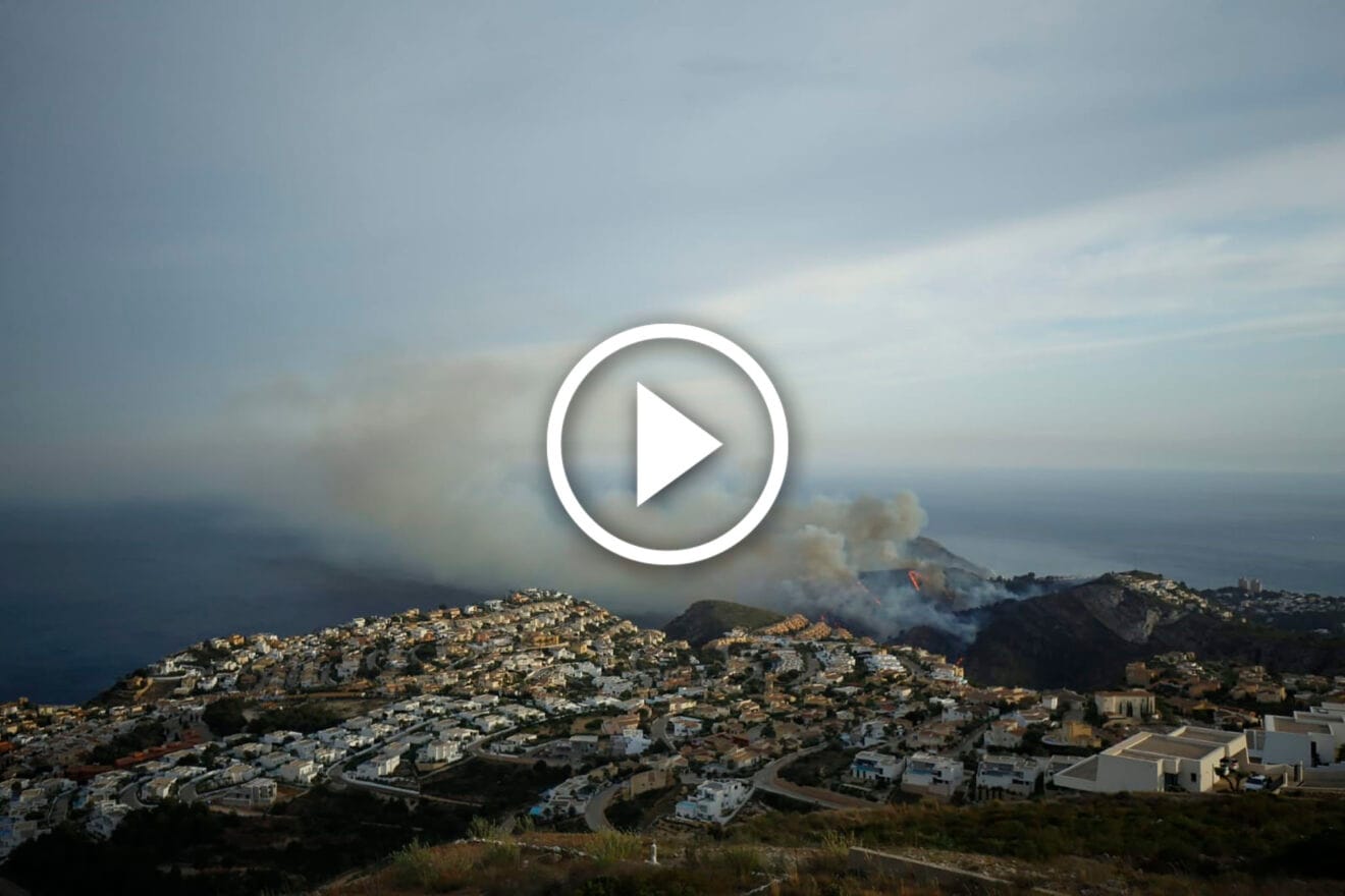 Incendio junto a la cala Llebeig durante el atardecer - Fran Martínez