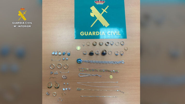 Драгоценности, обнаруженные после ареста автора ограблений в Теулада-Морайре и Бениссе.