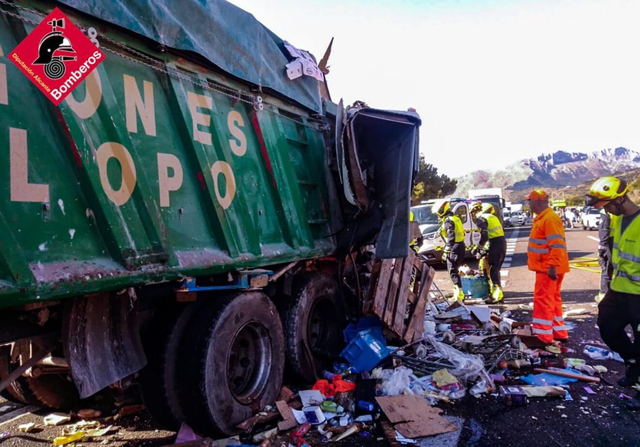 La carga del camión esparcida por la vía a su paso por Benissa
