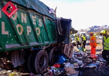 La carga del camión esparcida por la vía a su paso por Benissa