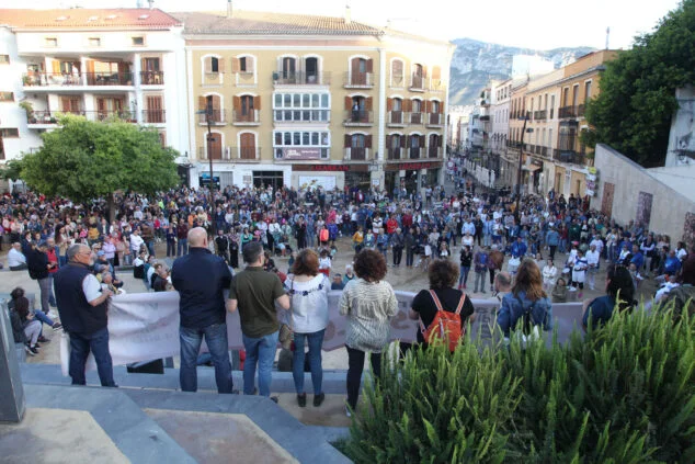Imagen: La plaça del Consell de Dénia repleta en apoyo a una sanidad digna y de calidad