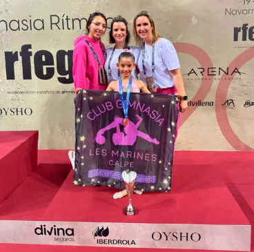 Laia Martínez arropada por su Club Gimnasia Les Marines de Calp en el podio