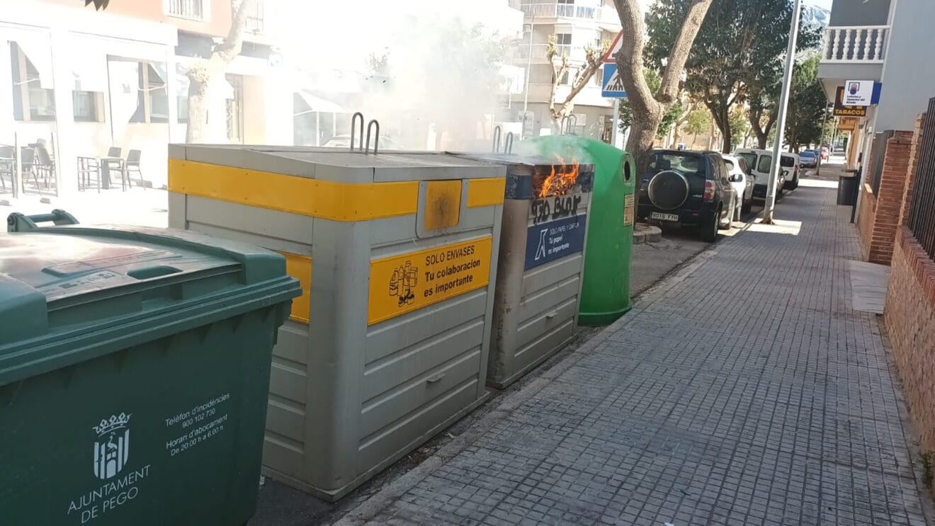 Las llamas devoran el contenedor