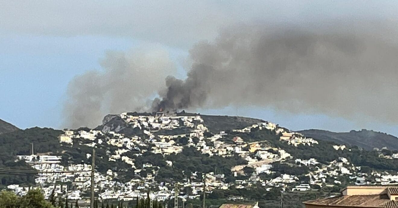 Las llamas y el humo visible en lo alto del Barranc de la Viuda de Benitatxell