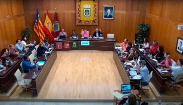 los cinco votos a favor para la modificaciond el pgou de calp para la vivienda protegida