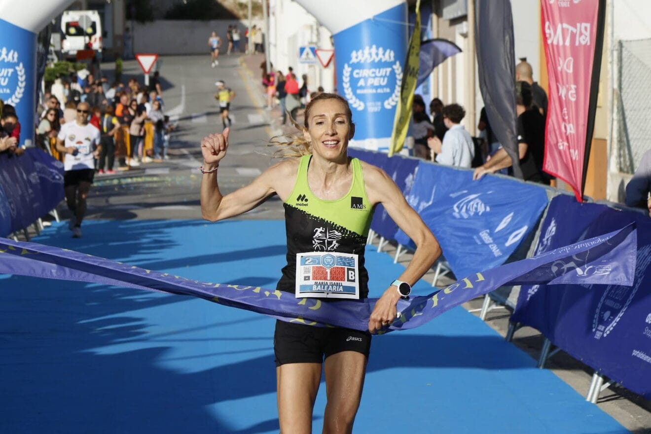Maria Isabel Ferrer, 1ª absoluta en la Volta a Peu Benitatxell 2023