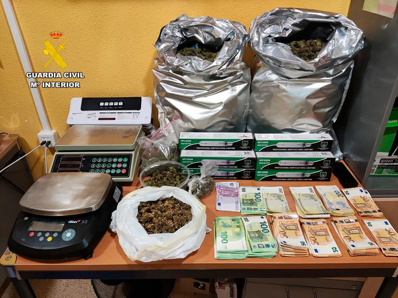 Material incautado en la operación Theboss de la Guardia Civil en Calp