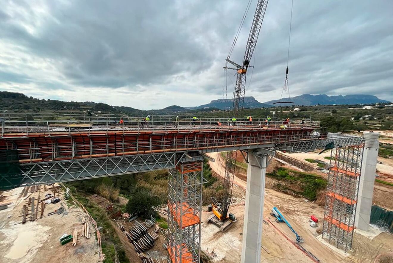 Obra de los viaductos de la Linea 9 del TRAM