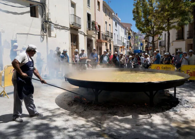 Bild: Riesige Paella am Quintades Day - Rathaus von Teulada Moraira