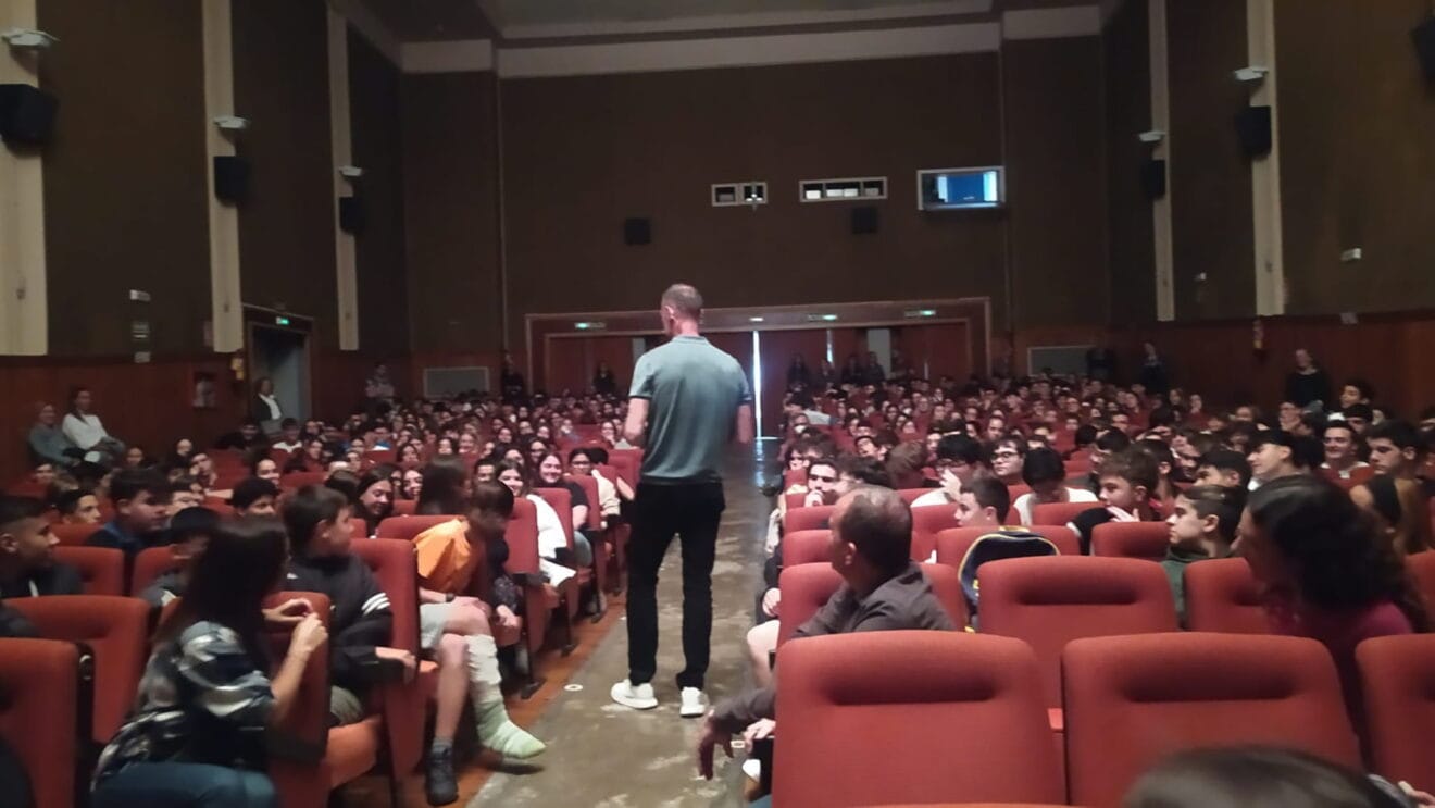 Pedro García Aguado con los estudiantes de Pego