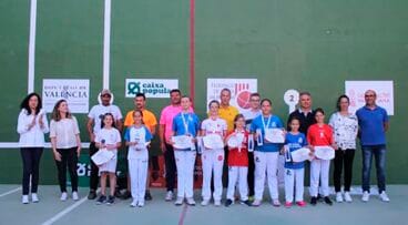 Podio alevín de la final de JEVC de frontón individual femenino