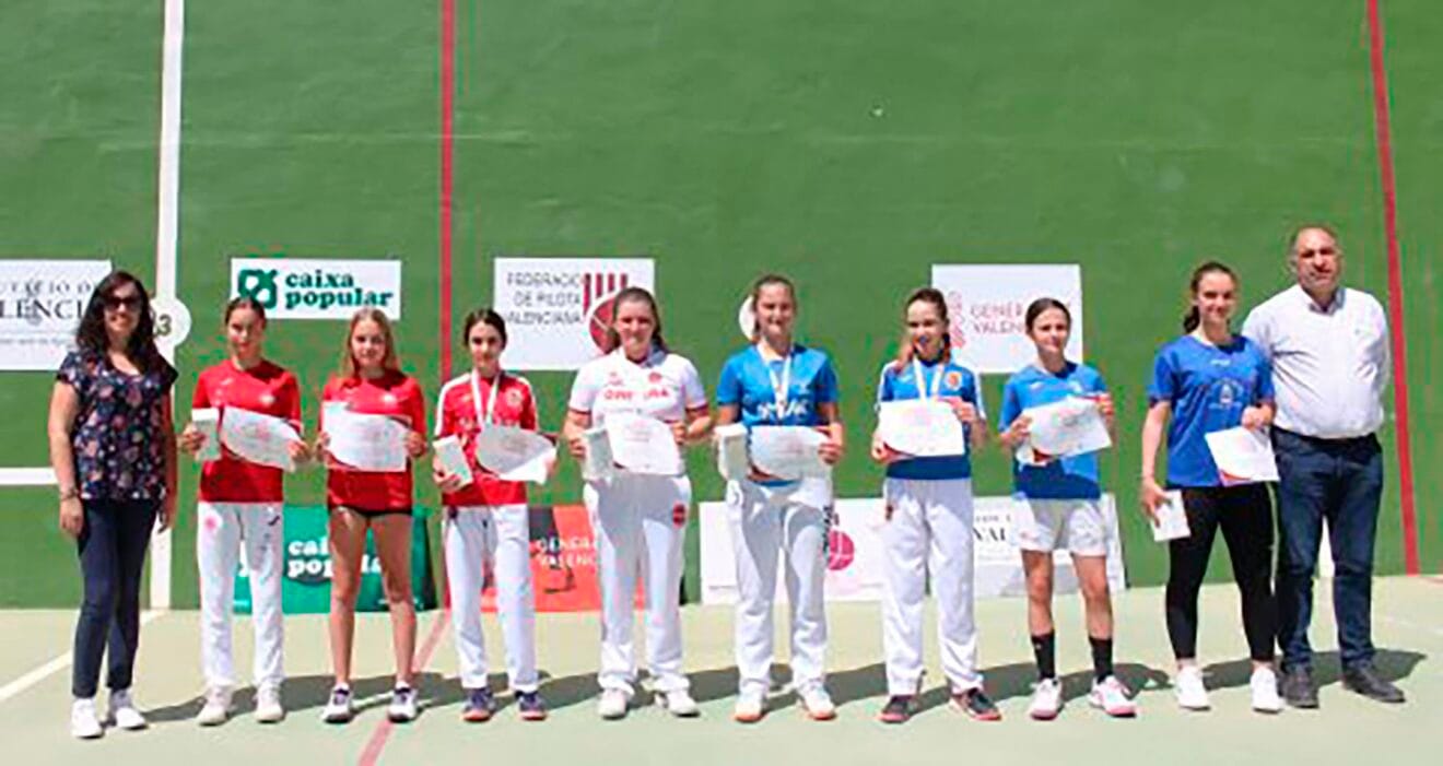 Podio infantil de la final de JEVC de frontón individual femenino