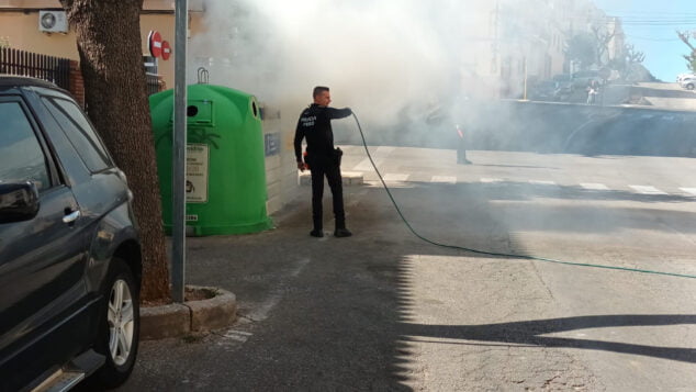 policias recurren a una manguera de los vecinos para apagar el fuego