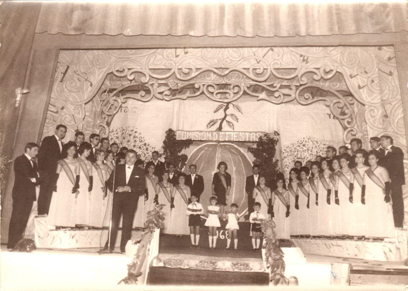 Presentación de festeros y festeras en El Verger en el cine (1968) - Familia López Cabrera