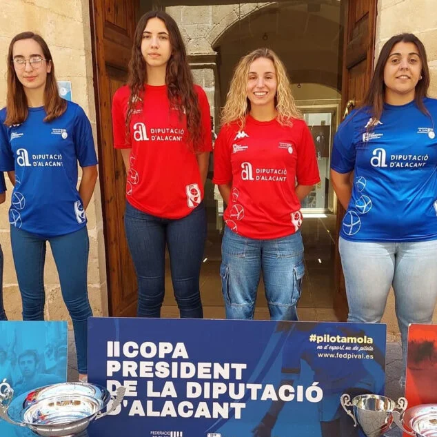 Imagen: Presentación de la II Copa President de la Diputació d’Alacant de raspall femenino en Benissa