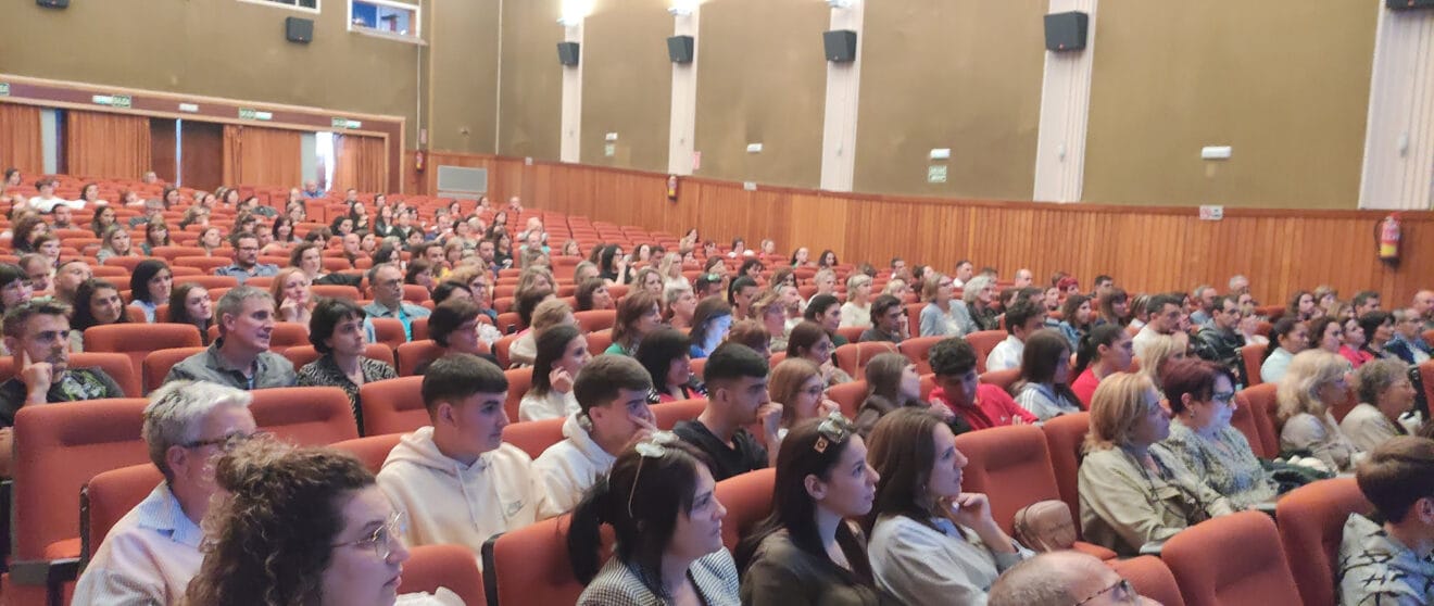 Público asistente a la charla de Pedro Aguado con los adultos de Pego