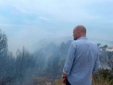 Raúl Llobell Signes, alcalde de Teulada-Moraira, en el terreno quemado en su término municipal