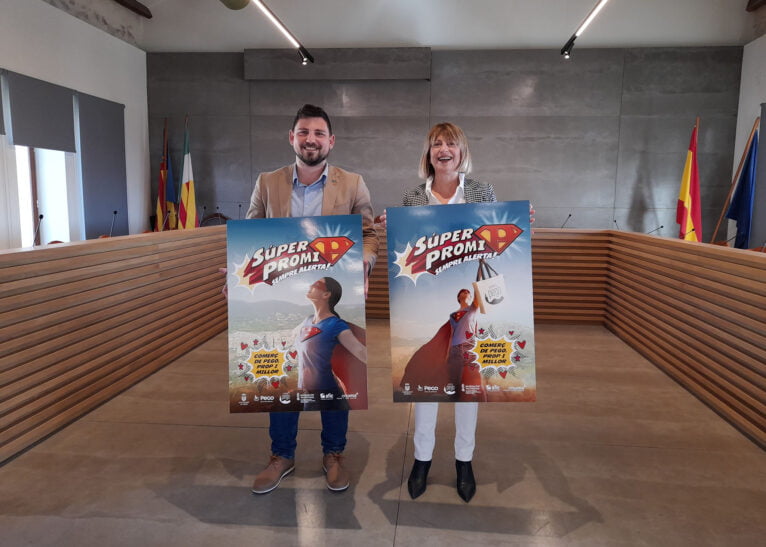 Ricardo Sendra, concejal de Comercio de  Pego, y Alicia Carbonell, técnica de Comercio, con los carteles de la campaña de comercio local