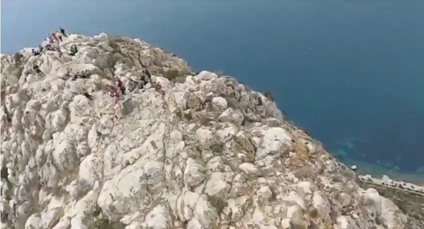 senderistas en la cima del penon de ifach de calp