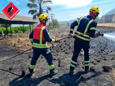 Trabajo de los bomberos en el barranc de Pego