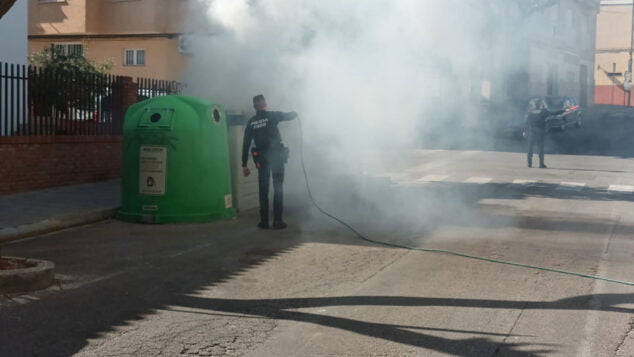 Imagen: Un agente de la Policía Local de Pego intenta apagar el fuego