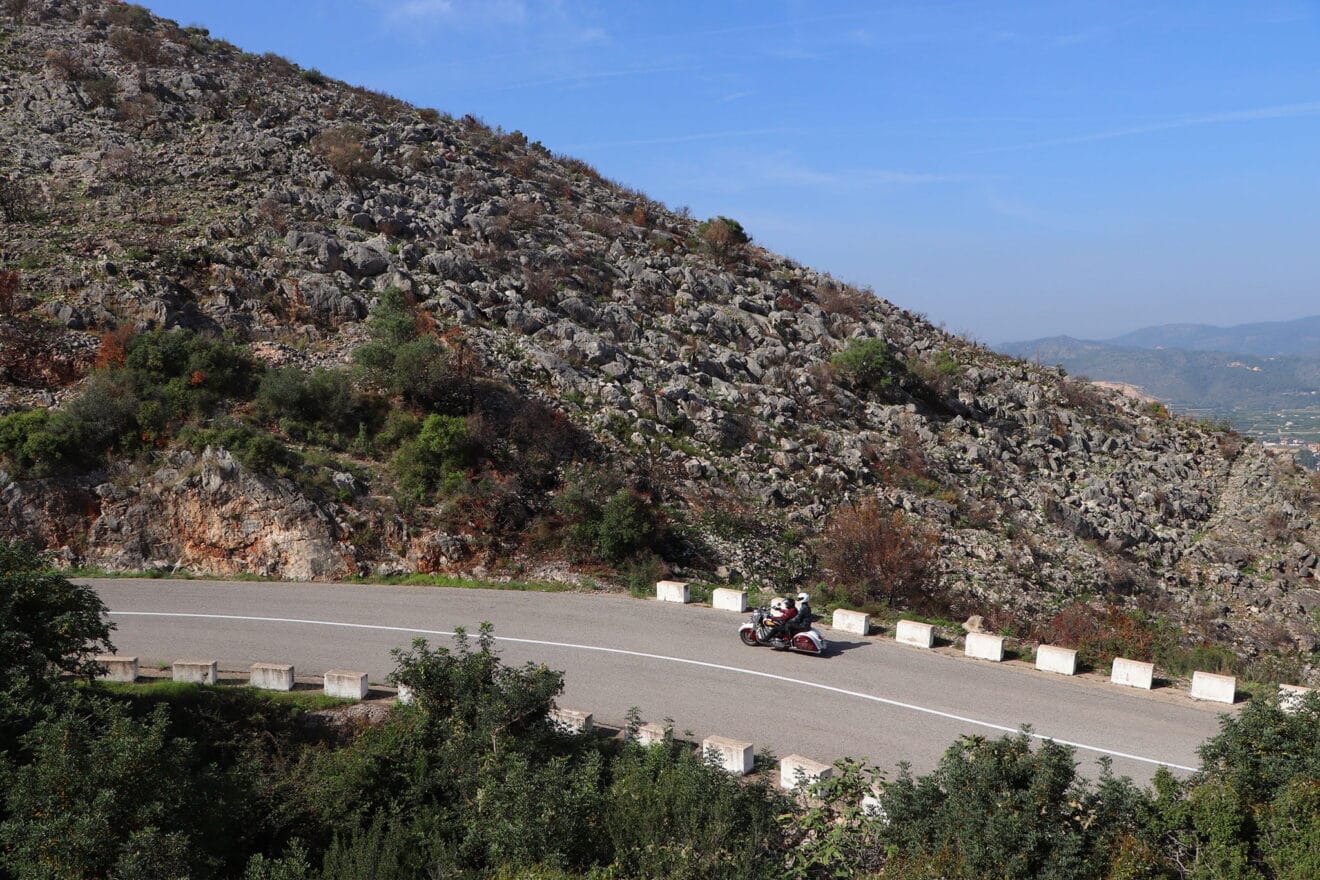 Visitantes subiendo a la Vall d'Ebo por la carretera desde Pego