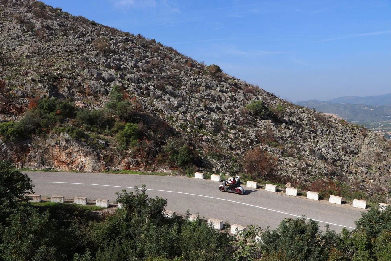 Visitantes subiendo a la Vall d'Ebo por la carretera desde Pego