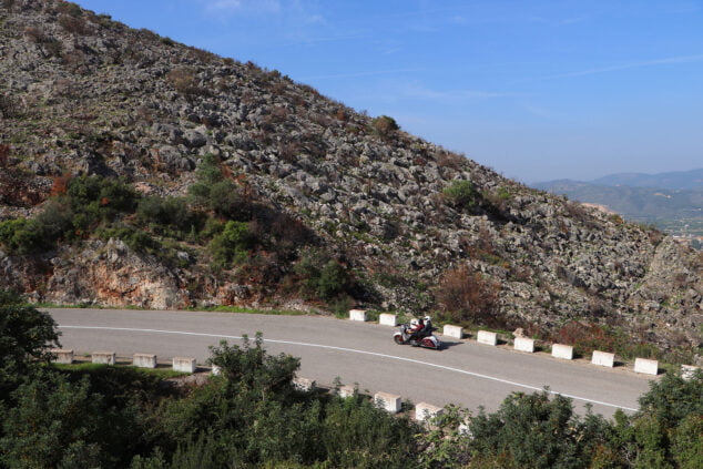 Imagen: Visitantes subiendo a la Vall d'Ebo por la carretera desde Pego