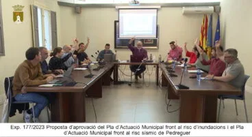 votaciones de uno de los puntos tratados en el pleno de abril de 2023 de pedreguer
