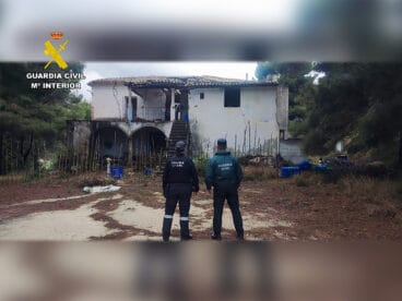 agentes frente a la casa aparentemente abandonada