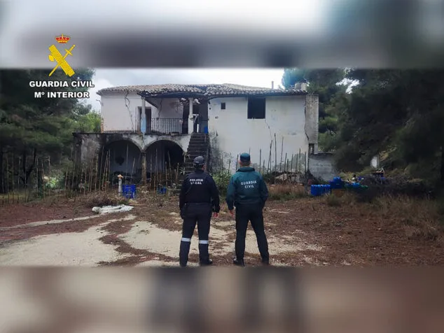 Detienen en Teulada-Moraira al autor de 6 robos con fuerza y allanamiento 2 Imagen: Agentes frente a la casa aparentemente abandonada