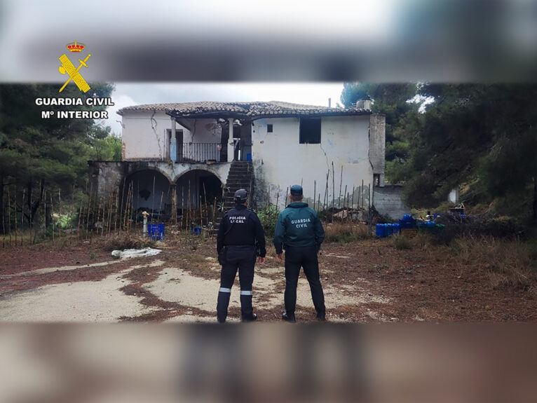 Agentes frente a la casa aparentemente abandonada