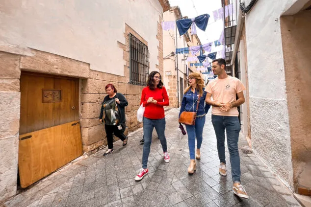 Imagen: Aitana Mas, Mari Carme Ronda y Alberto Robles durante su reunión en Benissa