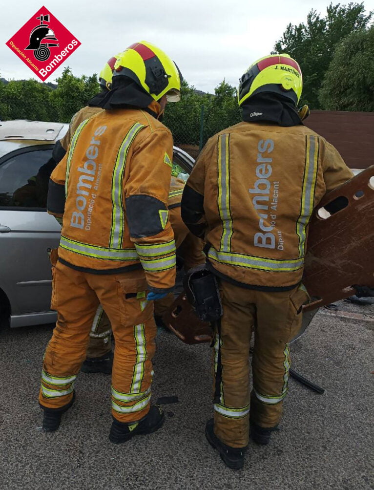 Bomberos en la excarcelación de una de las personas heridas en Pedreguer