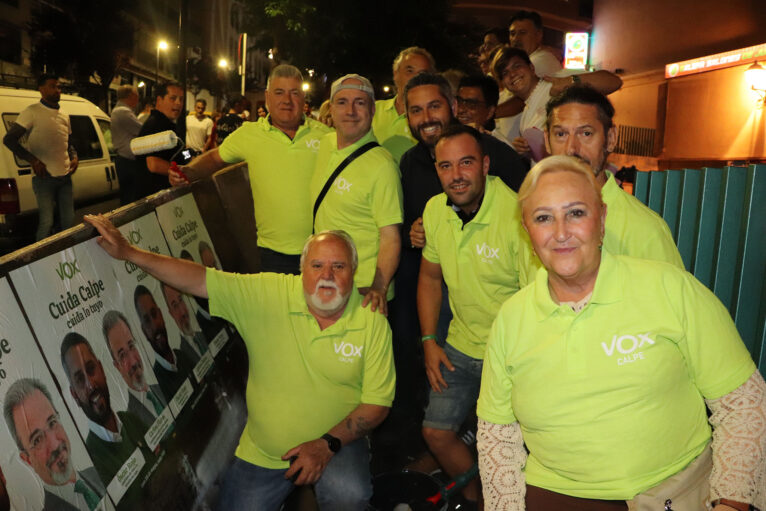 Calp arranca la campaña electoral con la pegada de carteles 16