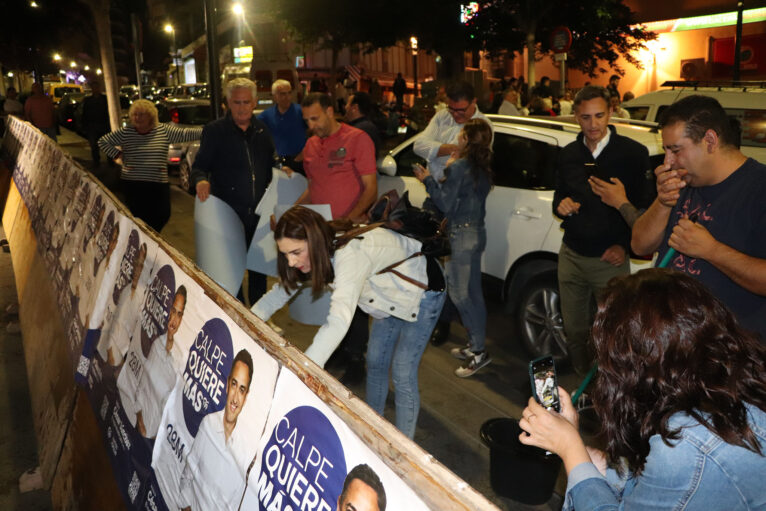 Calp arranca la campaña electoral con la pegada de carteles 22