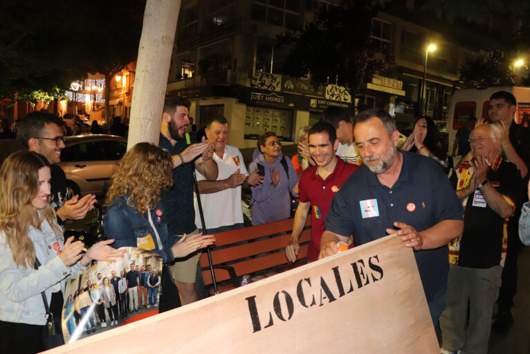 Calp arranca la campaña electoral con la pegada de carteles 48