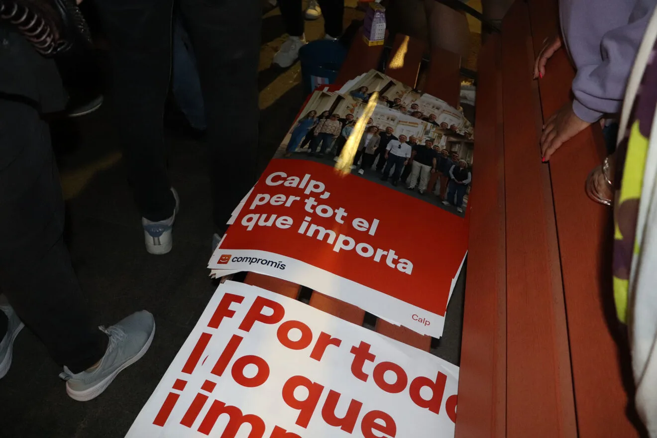 Calp arranca la campaña electoral con la pegada de carteles 50