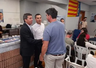 Carlos Mazón y Ferrán González en la sede del PP pegolí con asociaciones y colectivos del municipio
