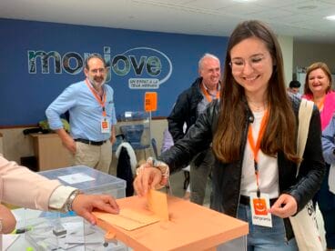 Carme Català, candidata de Compromís per Xàbia, ejerciendo el derecho a voto