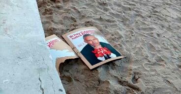 Carteles del PSPV PSOE de Calp por el suelo