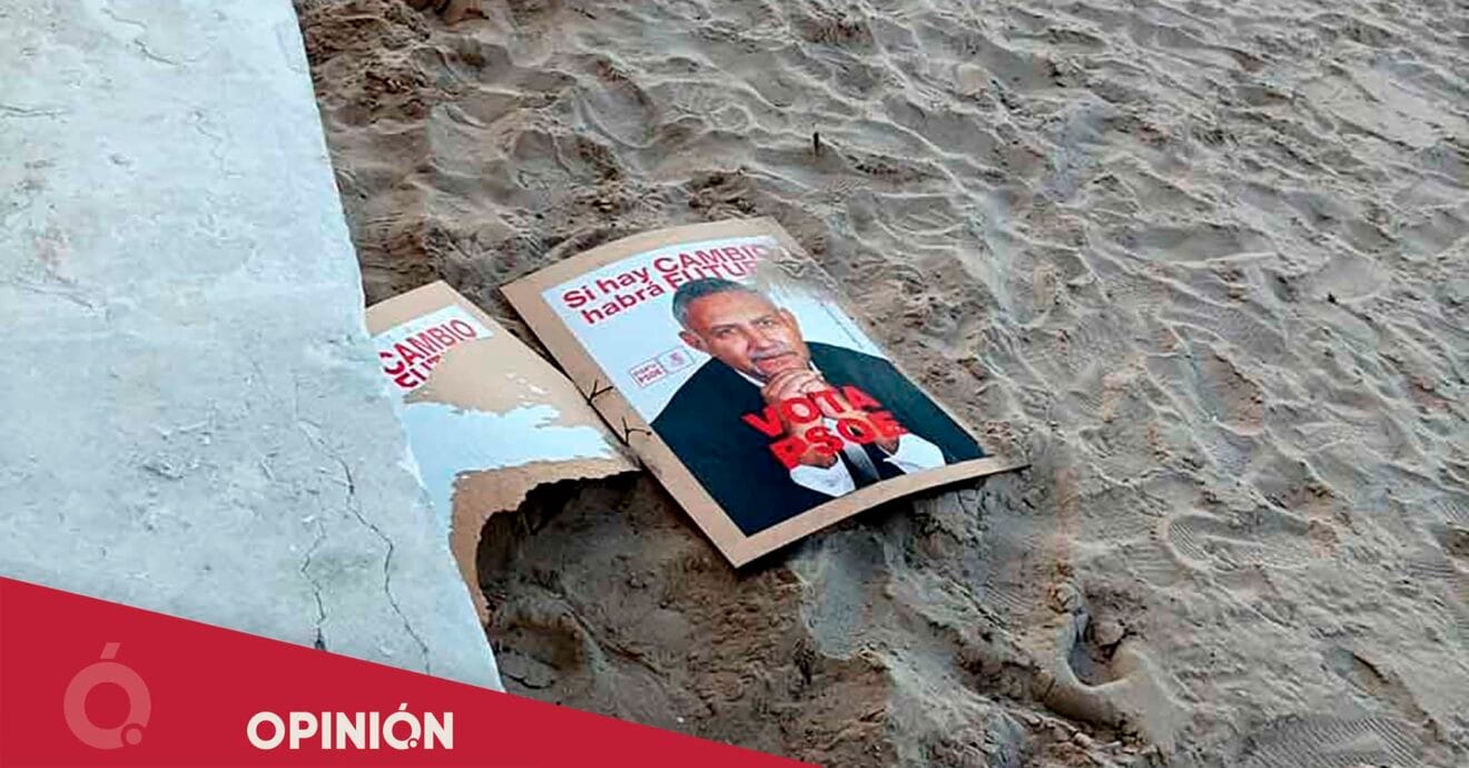 Carteles del PSPV PSOE de Calp tirados por el suelo