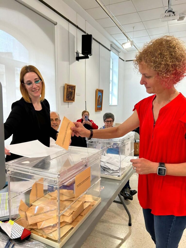 Celia Mas, candidata del PSPV-PSOE Pedreguer, votando